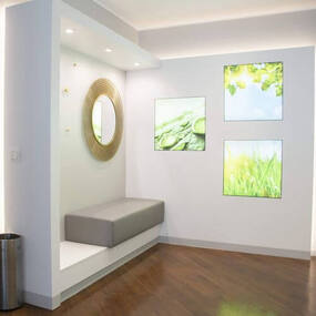 Moderner Wartebereich mit Sitzbank, Wandspiegel und Naturbildern für Praxis Empfang.